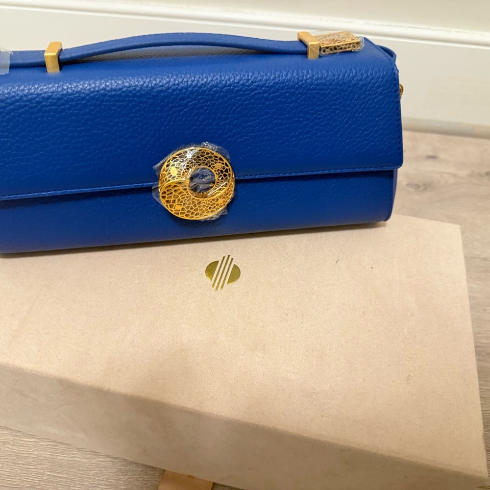 Elegant Blue Leather Handbag - Picture 2 of 4